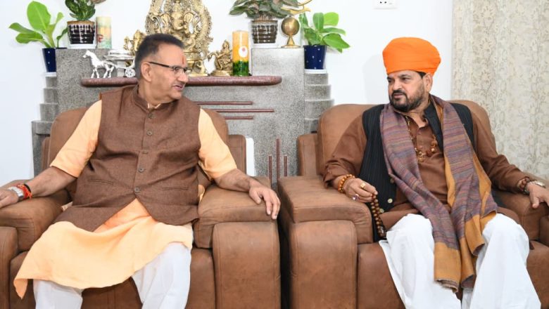 मंत्री जोशी ने प्रदेश के विकास और जनकल्याण के मुद्दों पर निरंतर मार्गदर्शन देने के लिए उनका आभार व्यक्त किया   