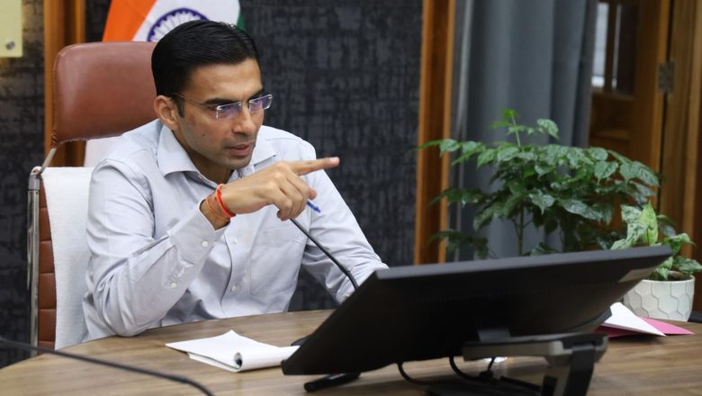 दीपावली विवाद में शस्त्र लहराने पर DM को करना पड़ा लाइसेंस निलंबित, शस्त्र जब्त।