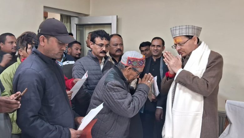 मुख्यमंत्री धामी ने भारी संख्या में उपस्थित मुनस्यारी क्षेत्र की माताओं, बहनों और स्थानीय नागरिकों का अभिवादन स्वीकार किया