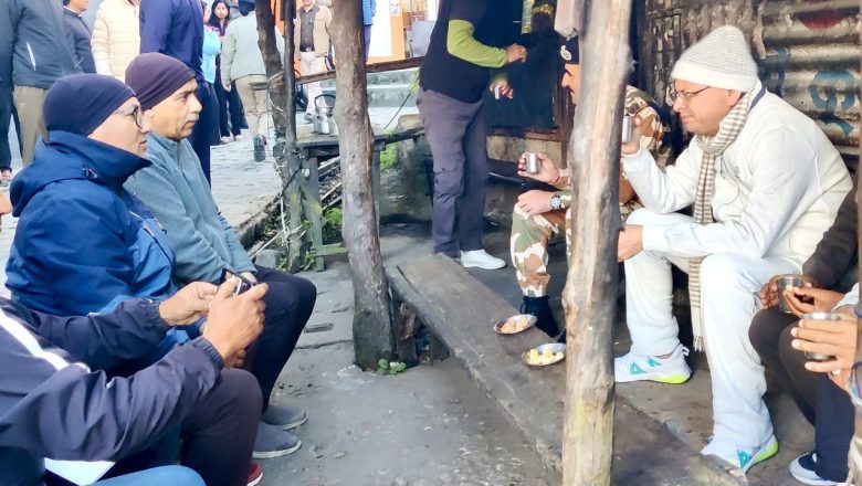 सीमांत मुनस्यारी में जवानों संग चाय की चुस्कियां, सीएम धामी बोले – यहां की हर वादी में बसती है ऊर्जा!