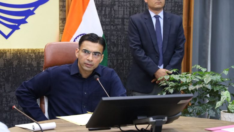 जिलाधिकारी सविन बंसल ने डॉक्टरों और पैरामेडिकल स्टाफ की उपस्थिति सुनिश्चित करने के निर्देश दिए”