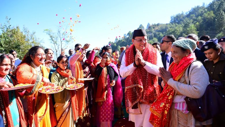 मुख्यमंत्री धामी ने कहा कि गांव से बाहर निवास करने वाले उत्तराखंड के प्रत्येक व्यक्ति को अपने गांव के विकास में योगदान देना होगा।