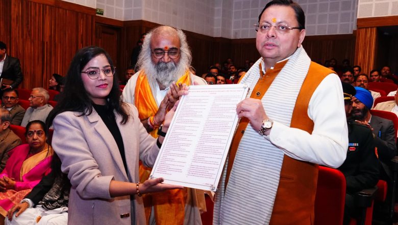 संभावना पंत ने कहा पुस्तक में मुख्यमंत्री जी के युवा अवस्था से लेकर राज्य के मुख्य सेवक के शीर्ष पद तक पहुंचने की गाथा भी है तथा उनकी नेतृत्वशीलता, दृढ़ता, विनम्रता और कर्मठता का भी समावेश है