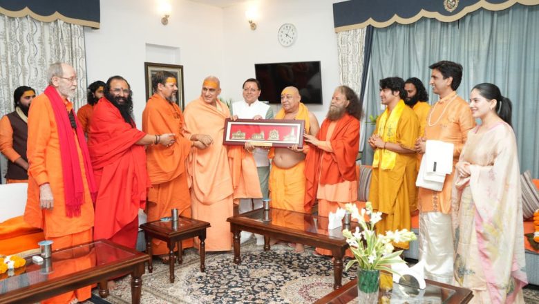 संत समाज ने सीएम धामी को दिया आशीर्वाद, दी ‘देवभूमि के धर्म-संरक्षक’ की उपाधि
