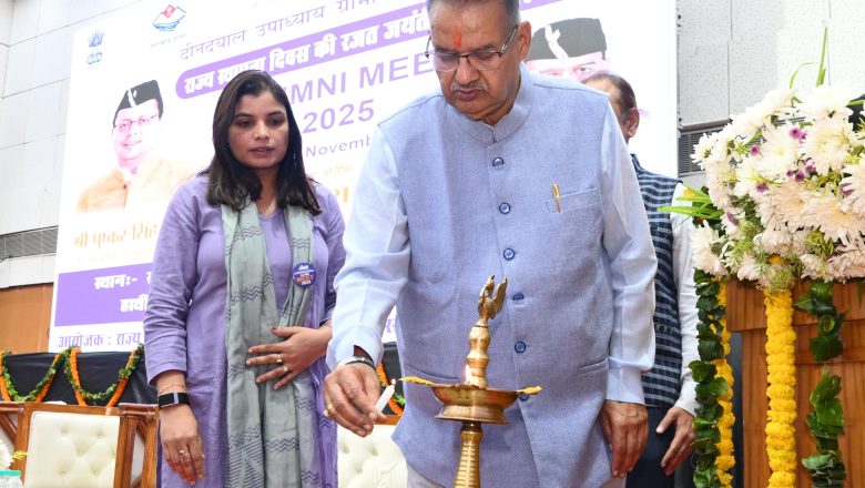 कार्यक्रम का शुभारंभ मंत्री गणेश जोशी ने दीप प्रज्वलित कर किया।