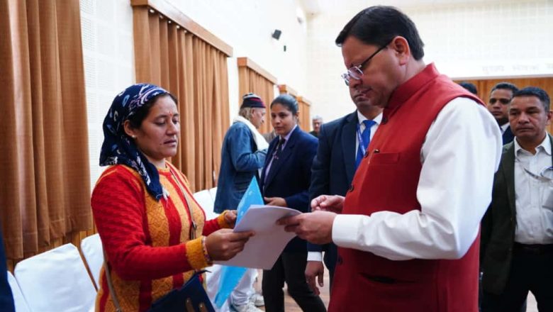 मुख्यमंत्री धामी ने मुख्यमंत्री कैंप कार्यालय स्थित मुख्य सेवक सदन में आयोजित जनता मिलन कार्यक्रम में प्रदेशभर से आए लोगों की समस्याएं और शिकायतें सुनीं