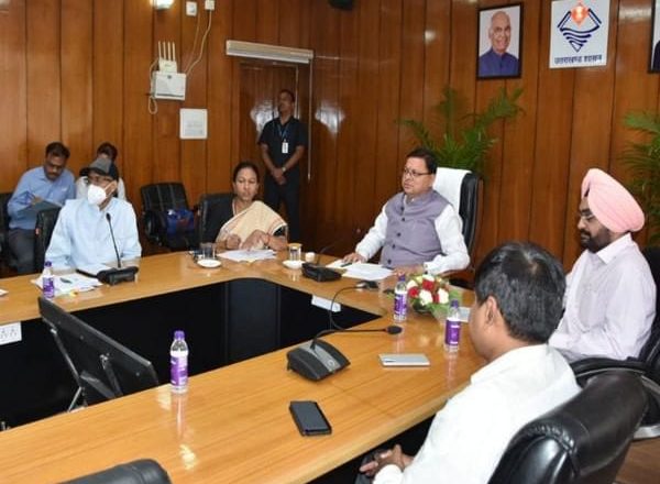 मुख्यमंत्री ने जिलाधिकारियों को पिछले तीन साल में बने स्थाई निवासी प्रमाण पत्रों की जांच के निर्देश देते हुए गलत तरीके से बने प्रमाण पत्र में संलिप्त लोगों पर सख्त कार्रवाई के निर्देश दिए हैं