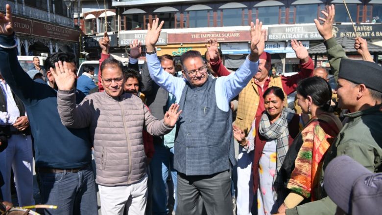 बिहार विधानसभा चुनाव में भाजपा की ऐतिहासिक जीत पर मसूरी में गणेश जोशी ने गांधी चौक पर जनता और कार्यकर्ताओं संग आतिशबाजी कर मनाया जोश और उत्साह का विशाल जश्न