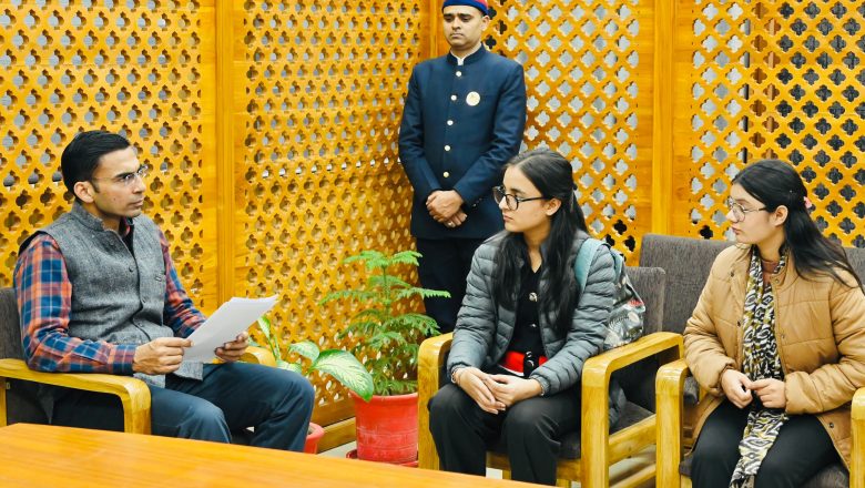 चित्रा की शिक्षा का पूरा भार अब देहरादून जिला प्रशासन उठाएगा—किताबें, फीस, आवाजाही सब मुफ्त