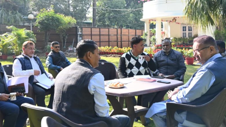 मंत्री जोशी ने देहरादून एलिवेटेड कॉरिडोर परियोजना के तहत राजपुर के काठबंगला क्षेत्र के बेघर हो रहे लोगों के पुनर्वास एवं जनहित के दृष्टिगत व्यावहारिक समाधान सुनिश्चित करने पर भी जोर दिया