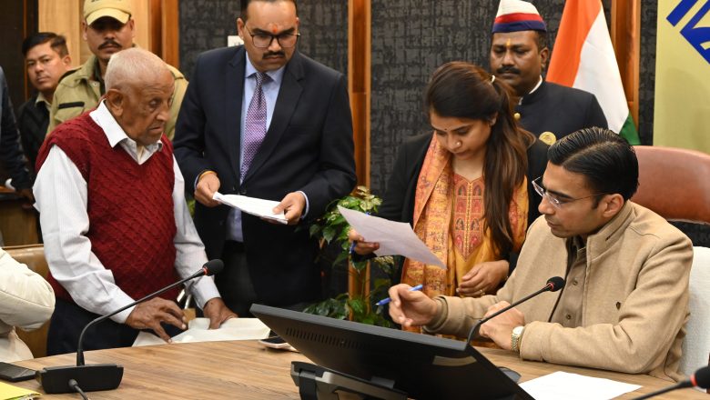 जनता दर्शन में 102 लोगों की समस्याएँ सुनने के बाद डीएम सविन बंसल का स्पष्ट निर्देश—जन समस्याओं को गंभीरता और उच्च प्राथमिकता के साथ निपटाया जाए