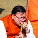 मुख्यमंत्री ने किसानों के साथ जमीन पर बैठक गन्ना का स्वाद भी लिया