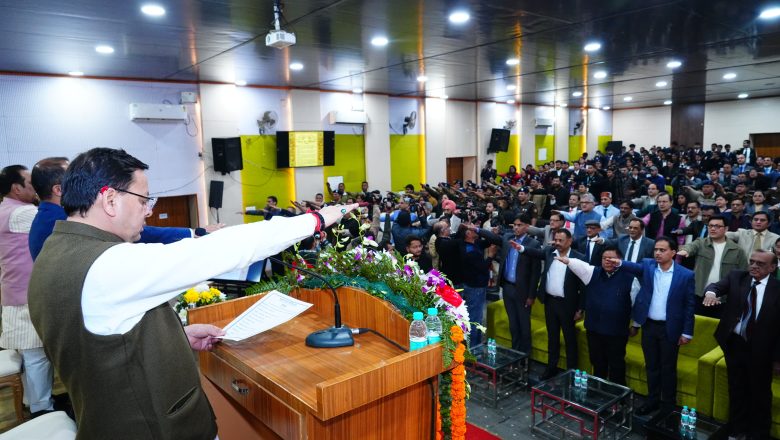 मुख्यमंत्री धामी ने संविधान दिवस के अवसर पर पुलिस लाइन देहरादून में आयोजित कार्यक्रम में भारत के संविधान की उद्देशिका की शपथ दिलाई और अभियोजन विभाग की पत्रिका का विमोचन किया