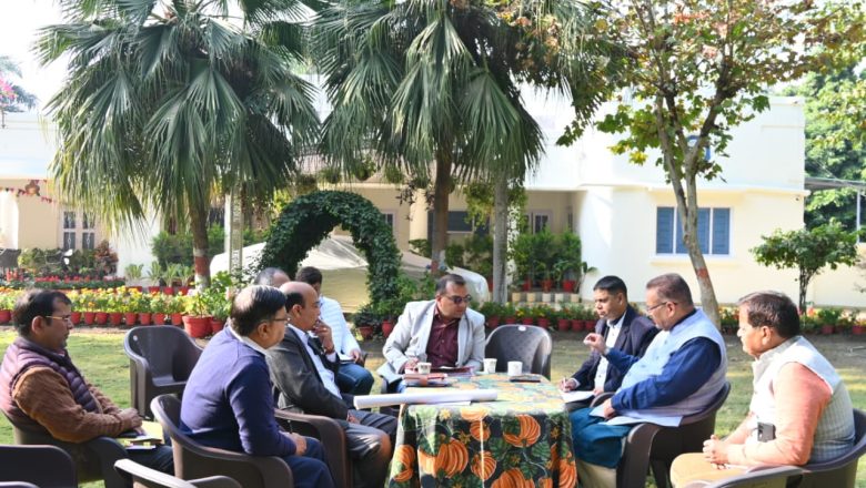 मंत्री जोशी ने सभी विभागों को सख्त निर्देश दिए कि सड़क सुधार और चौड़ीकरण एवं आपदा से संबंधित पुनर्निर्माण कार्यों को समयबद्ध तरीके से पूरा किया जाए