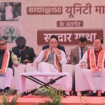 केंद्रीय रक्षा मंत्री राजनाथ सिंह के साथ मुख्यमंत्री पुष्कर सिंह धामी ने साधली, बडा़ेदरा, गुजरात में सरदार@150 यूनिटी मार्च के अंतर्गत आयोजित सरदार गाथा कार्यक्रम में प्रतिभाग किया