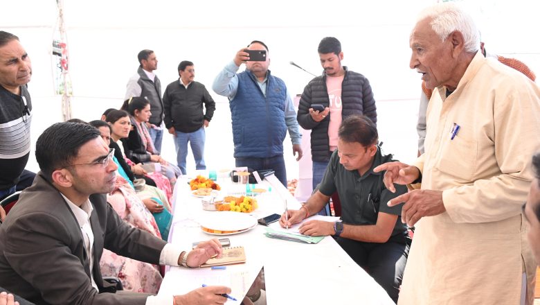 इठारना में आयोजित बहुउद्देशीय शिविर में डीएम के संज्ञान में आया था प्रकरण; डीएम ने शिक्षा अधिकारी को दिए थे शिक्षक की तैनाती के निर्देश