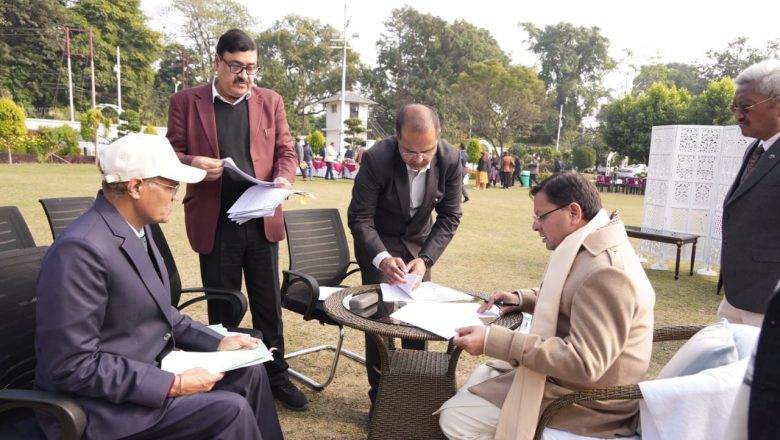 मुख्यमंत्री धामी ने प्रदेश के नागरिकों के सुख, समृद्धि और खुशहाली की कामना करते हुए कहा कि नया वर्ष सबके जीवन में खुशियाँ, सफलता और नई संभावनाएँ लेकर आए