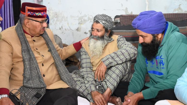 मंत्री गणेश जोशी ने ऊधमसिंह नगर जनपद के काशीपुर स्थित पैगा गांव पहुंचकर मृतक किसान सुखवंत सिंह के परिजनों से मुलाकात की