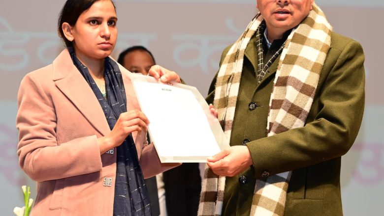 मुख्यमंत्री धामी ने कहा कि बच्चों को उत्कृष्ट शिक्षा देने के साथ-साथ उनमें समाज, संस्कृति और राष्ट्र के प्रति कर्तव्य की भावना भी विकसित करें, जिससे वे शिक्षा के साथ संस्कारवान और जिम्मेदार नागरिक भी बनें