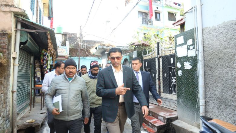 डीएम सविन बंसल ने नाले में वेस्ट वाटर प्रवाह करते 25 घरों के पाइप-ड्रेन्स को आज ही सीज करने के निर्देश भी दिए।