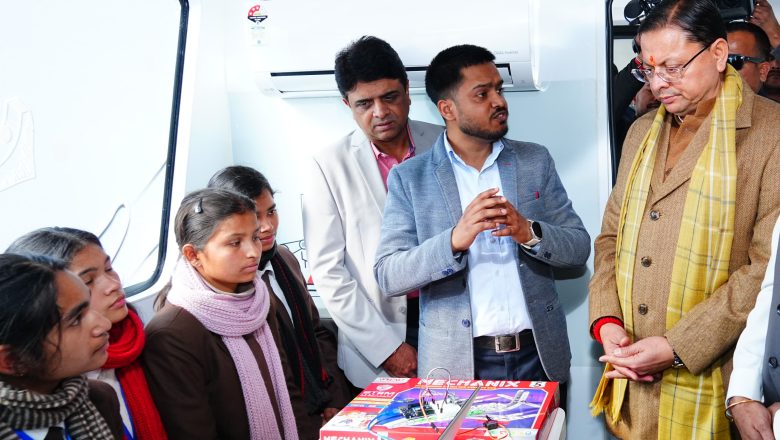 मुख्यमंत्री धामी ने कहा कि इंफोसिस स्प्रिंगबोर्ड लैब ऑन व्हील्स आगामी 05 वर्ष तक पूरे राज्य संस्थाओं में जाकर छात्रों को जागरूक करते हुए उनको हैण्स ऑन प्रशिक्षण प्रदान करेगा और उनको वैश्विक संभावनाओं से जोड़ेगा।