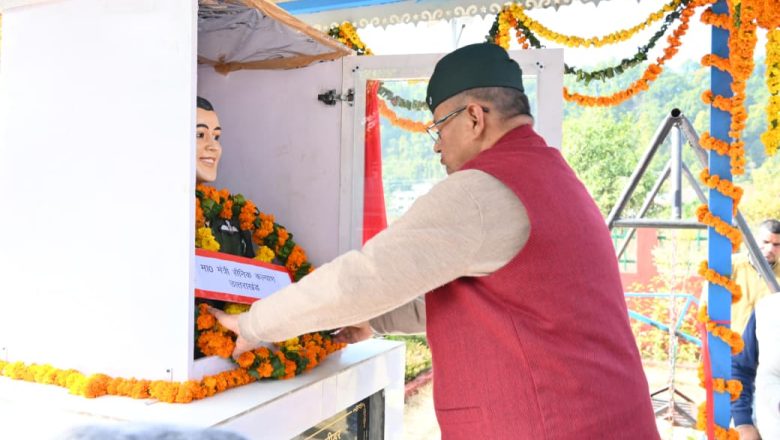 मंत्री गणेश जोशी ने वीर स्क्वाड्रन लीडर अभिमन्यु राय नव निर्मित मूर्ति का भी अनावरण कर उन्हें पुष्प चक्र अर्पित कर श्रद्धांजलि दी