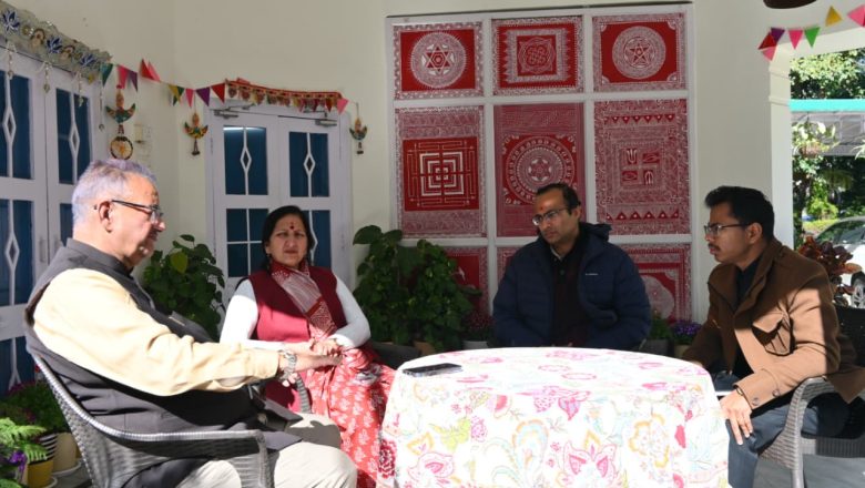 शासकीय आवास में मसूरी की पार्किंग व्यवस्था एवं वेंडर जोन निर्माण को लेकर बैठक करते मंत्री गणेश जोशी