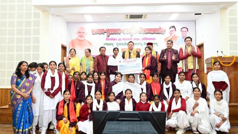 मुख्यमंत्री धामी ने गार्गी बालिका संस्कृत छात्रवृत्ति, डॉ. भीमराव अंबेडकर अनुसूचित जाति, अनुसूचित जनजाति संस्कृत छात्रवृत्ति भी विद्यार्थियों को प्रदान की