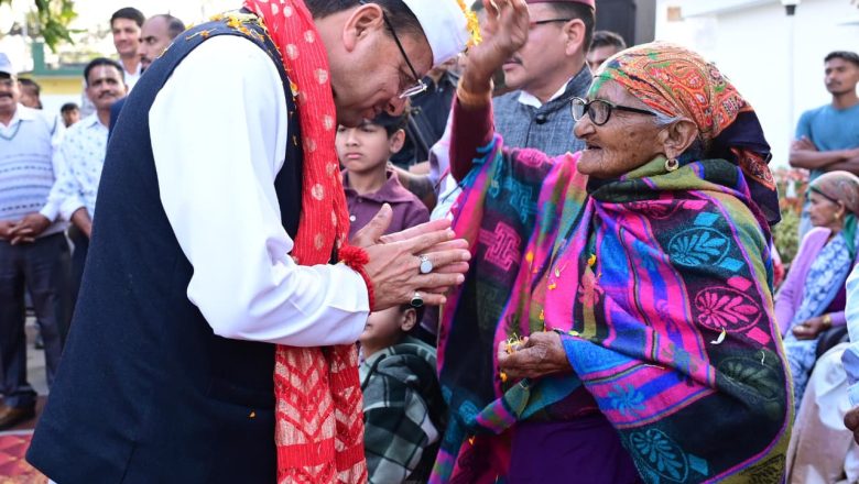 मुख्यमंत्री धामी के निजी आवास, नगला तराई (रुद्रपुर) में होली पर्व पारंपरिक हर्षोल्लास एवं सांस्कृतिक गरिमा के साथ मनाया गया