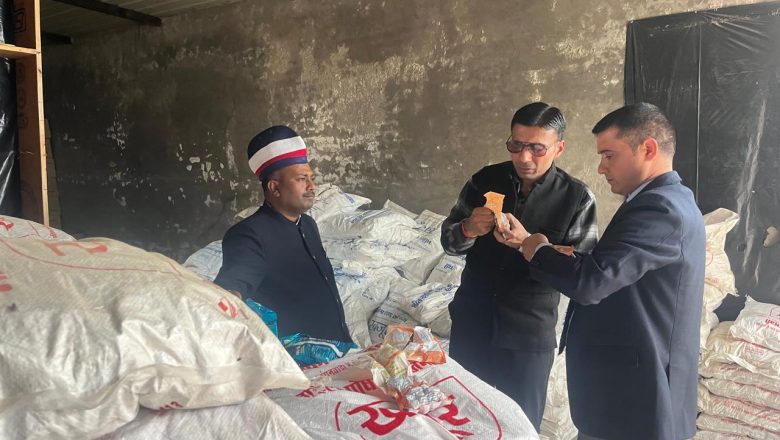 डीएम सविन बंसल ने आंगनबाड़ी केंद्रों को आपूर्ति की जा रही सामग्री की गुणवत्ता की जांच के लिए औचक निरीक्षण किया।