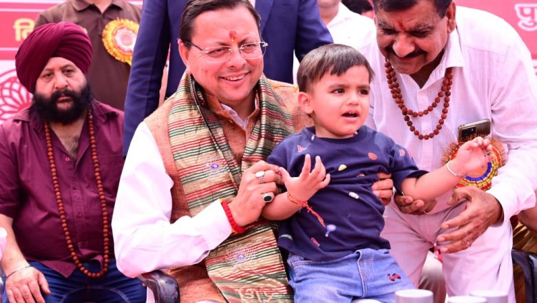 मुख्यमंत्री धामी ने कहा कि पंजीकृत निर्माण श्रमिकों की बेटियों के सामूहिक विवाह हेतु 61 हजार रुपये तथा व्यक्तिगत विवाह हेतु 55 हजार रुपये तक की सहायता दी जा रही है