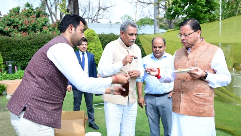 मुख्यमंत्री धामी ने कहा कि राज्य में प्रचुर मात्रा में फूलों की प्रजातियां हैं, जो उच्च गुणवत्ता वाले जैविक शहद उत्पादन में सहायक हैं