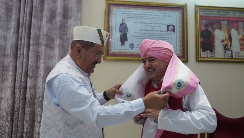 कैबिनेट मंत्री भरत चौधरी ने श्री दरबार साहिब में टेका मत्था