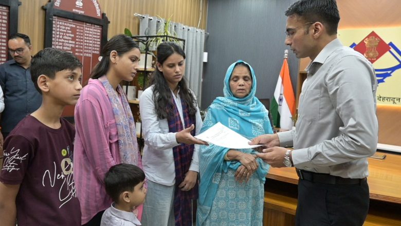 विधवा क्षमा का बैंक ऋण कराया वन टाइम सेटलमेंट एनओसी जारी, शेष 33 हजार धनराशि भी डीएम ने करवाई स्वयं जमा