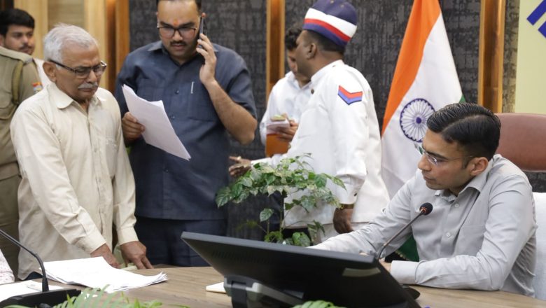 डीएम सविन बंसल ने स्पष्ट किया कि शिकायतों के निस्तारण में किसी भी प्रकार की लापरवाही बर्दाश्त नहीं की जाएगी