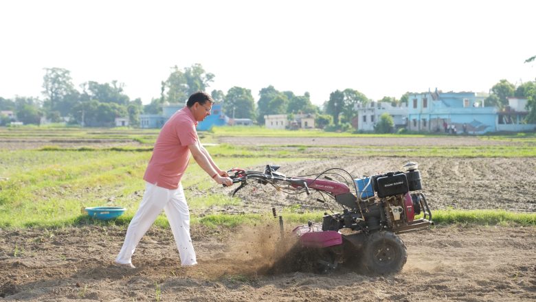 खेत में उतरे धामी, टिलर चलाकर किसानों को दिया आत्मनिर्भरता का संदेश
