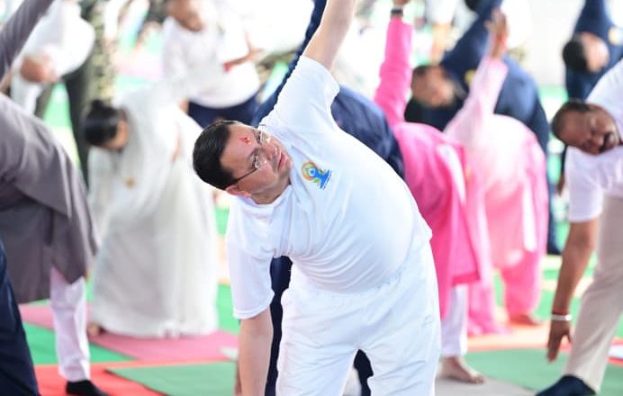 मुख्यमंत्री पुष्कर सिंह धामी ने बनबसा में हजारों लोगों संग किया सामूहिक योगाभ्यास, योग को बताया स्वस्थ जीवन का आधार