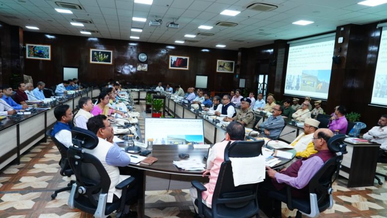 मुख्यमंत्री धामी ने निर्देश दिए कि प्रदेश में विकास और पर्यावरण संरक्षण के बीच संतुलन बनाए रखते हुए सभी परियोजनाओं को आगे बढ़ाया जाए