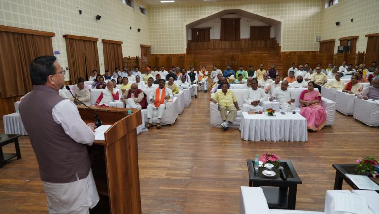 मुख्यमंत्री श्री पुष्कर सिंह धामी ने दायित्वधारियों से जनसेवा, विकास और प्रभावी समन्वय के साथ कार्य करने का किया आह्वान