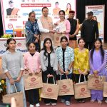 मुख्यमंत्री पुष्कर सिंह धामी ने अंतरराष्ट्रीय बालिका दिवस पर 149 मेधावी बालिकाओं को स्मार्टफोन प्रदान कर किया सम्मानित
